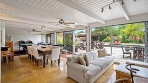 A spacious living area with a pool, dining setup, and a comfortable seating area. - Above It All by Avantstay Pool + Hot Tub + Fire Pit Hilltop Near Paso (Paso Robles)