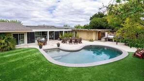 A backyard with a swimming pool, patio furniture, and a covered outdoor area. - Above It All by Avantstay Pool + Hot Tub + Fire Pit Hilltop Near Paso (Paso Robles)
