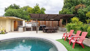 A backyard with a pool, barbecue area, and outdoor seating. - Above It All by Avantstay Pool + Hot Tub + Fire Pit Hilltop Near Paso (Paso Robles)