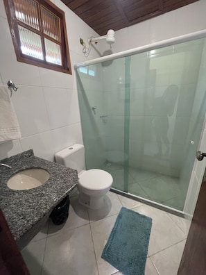 Suite clásica, balcón, vista a la montaña | Baño | Regadera, toallas, jabón, papel de baño 