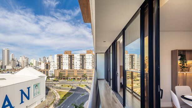 A modern apartment with a city view, large windows, and a dining area. - Apartment With Barbecue in Condo With Pool Tso0403 (Balneário Camboriú)