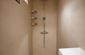 A shower with a handheld showerhead and a wall-mounted faucet. - Vienna  4 Guests Double Bed + Sofa Bed Kitchen Washer WiFi (Wahring)