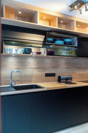 Wasserkocher mit Kaffee-/Teezubehör, Kühlschrank, Mikrowelle, Ofen