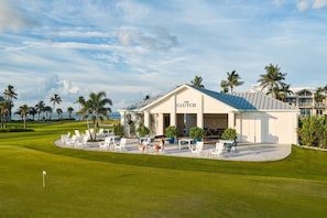 Ein Golfplatz mit einem Clubhaus namens 'The Clutch'.