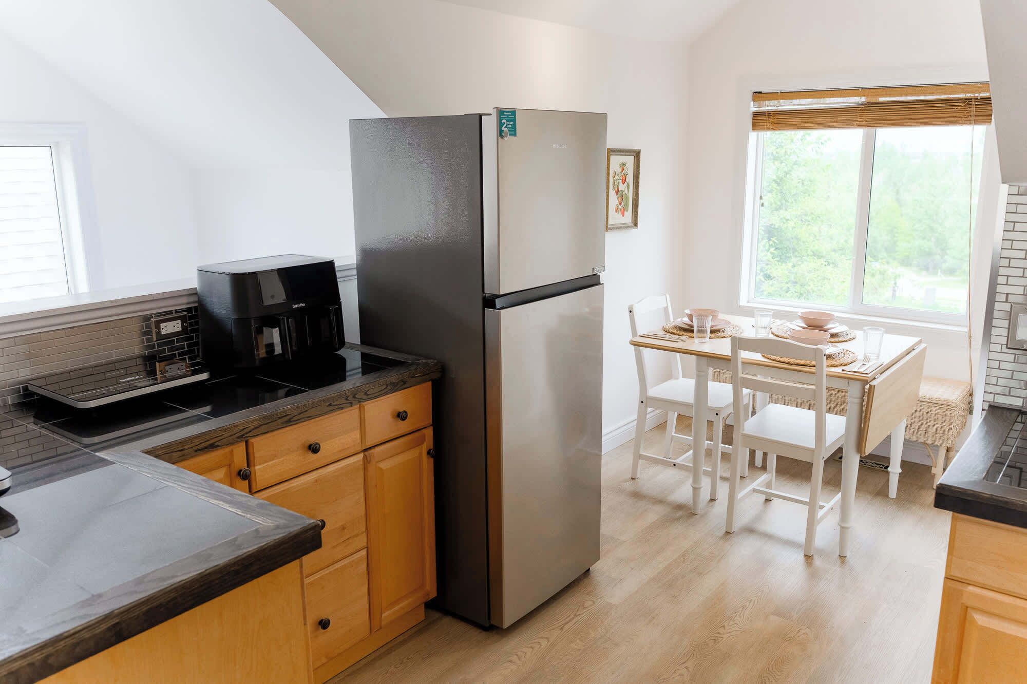 Coffee/tea maker, fridge, electric kettle, toaster