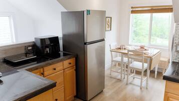 Coffee/tea maker, fridge, electric kettle, toaster