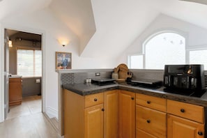 Coffee/tea maker, fridge, electric kettle, toaster - Cute Farmhouse South of Calgary (East)