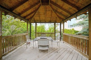 Outdoor dining - Cute Farmhouse South of Calgary (East)