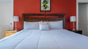 A bed with white linens, a wooden headboard, and two bedside lamps. - Estrella Vineyard by Avantstay Vineyard Setting + Fire Pit Backyard Northern Paso Wine Country (San Miguel)