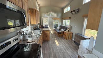 Coffee/tea maker, fridge, microwave, oven