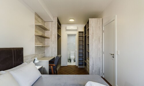 Charming Apt w/ BBQ & Garag POA Air1407