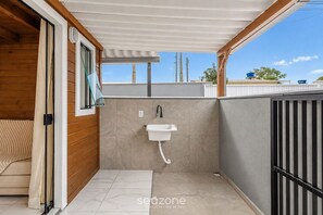 Terrace/patio - Cottage With Balcony, Near the Beach Vil0001 (Penha)