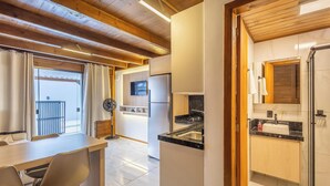 Een moderne keuken met een inbouwoven, een koelkast en een kookplaat.