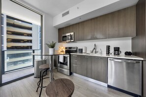 Private kitchen - Downtown Miami Bay View Condo Sleeps 4 Walk to PortMiami & Bayside (Miami)