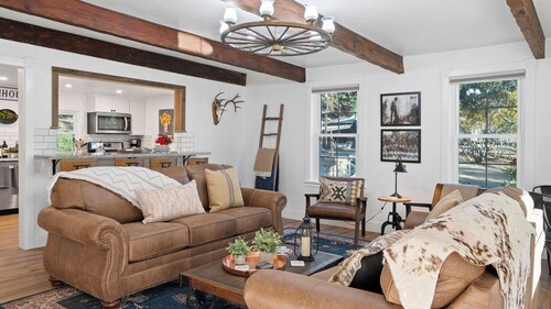 8 Mile House by Avantstay Historic 1877 Ranch + Party Barn Wine Country