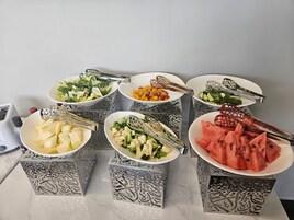 Una mesa con diferentes alimentos en recipientes y un tostador.