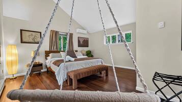 3 bedrooms, iron/ironing board, WiFi (free), bed sheets