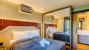A hotel room with two beds, a large mirror, and an air conditioning unit. - Beautiful Apartment in Gramado Dms0304 (Gramado)