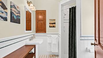 Suite estudio de lujo, balcón, vista a la montaña (The Humboldt Suite) | Baño | Toallas, jabón, shampoo, papel de baño