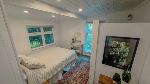 Coastal forest cabin retreat in Pender Harbour, Sunshine Coast BC. Pet friendly!