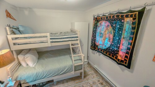 Coastal forest cabin retreat in Pender Harbour, Sunshine Coast BC. Pet friendly!