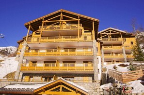 Exterior - 50m from ski slopes, 2nd floor, balcony, parking, tv, ski locker, 64m², Champagny-en-Vanoise (Champagny-en-Vanoise)