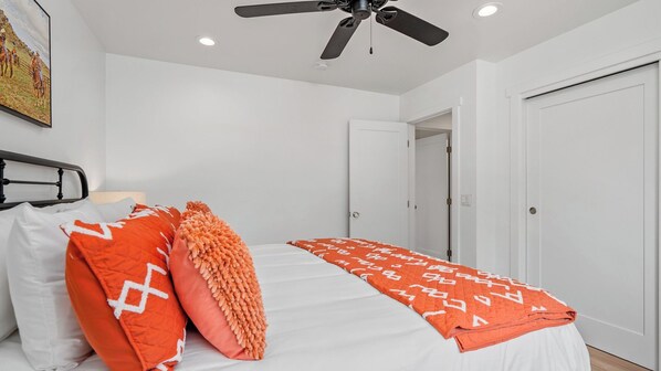 A bedroom with a bed, pillows, a ceiling fan, and a door. - Stampede Loft at The 8 Mile by Avantstay Private Porch + Full Kitchen Ranch Acreage + Trails (Santa Margarita)