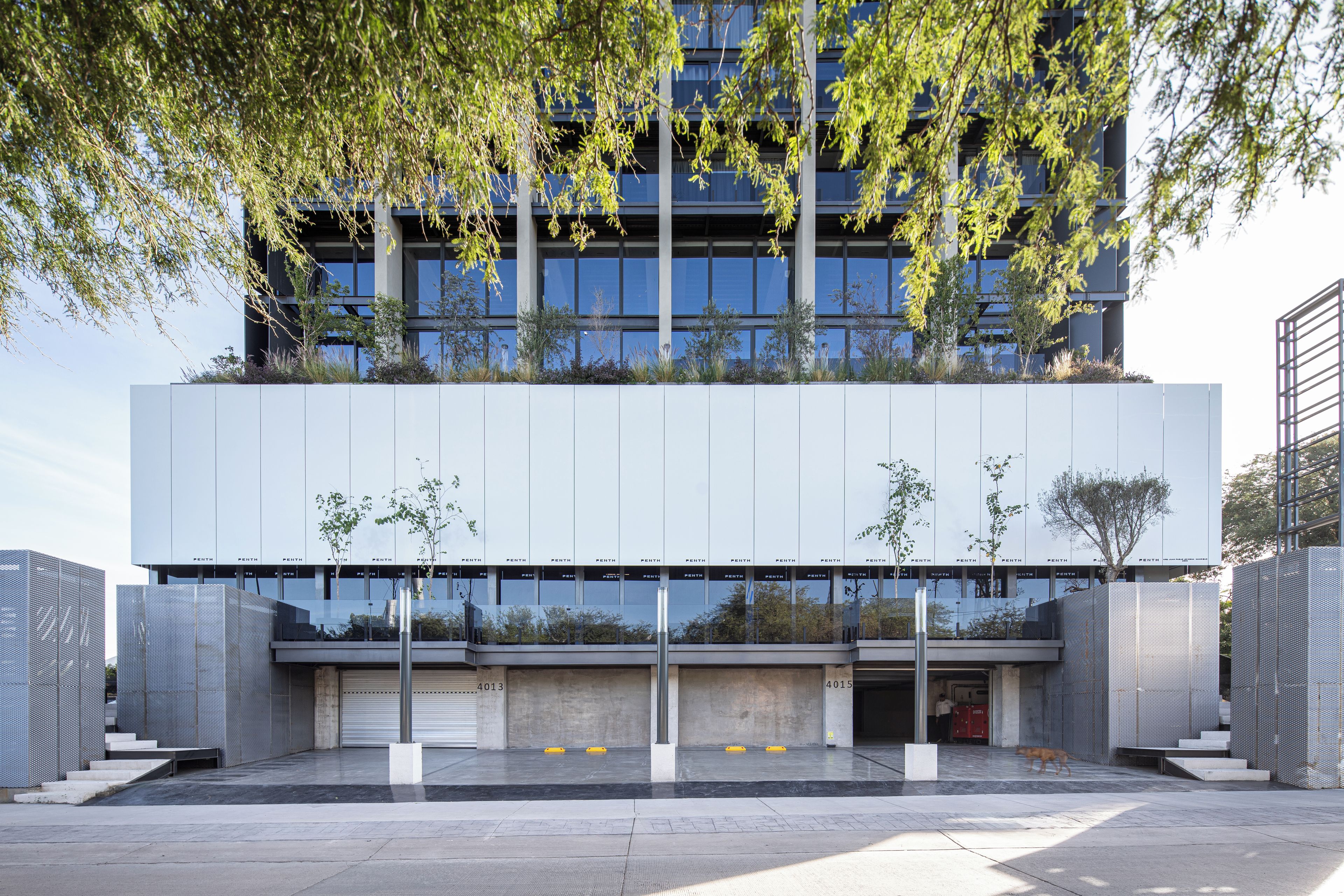 Un edifici modern amb façana plana, grans finestres i teulada plana.