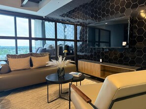 Deluxe Apartment, City View | Living area - Penth ApartHotel (León de los Aldama)