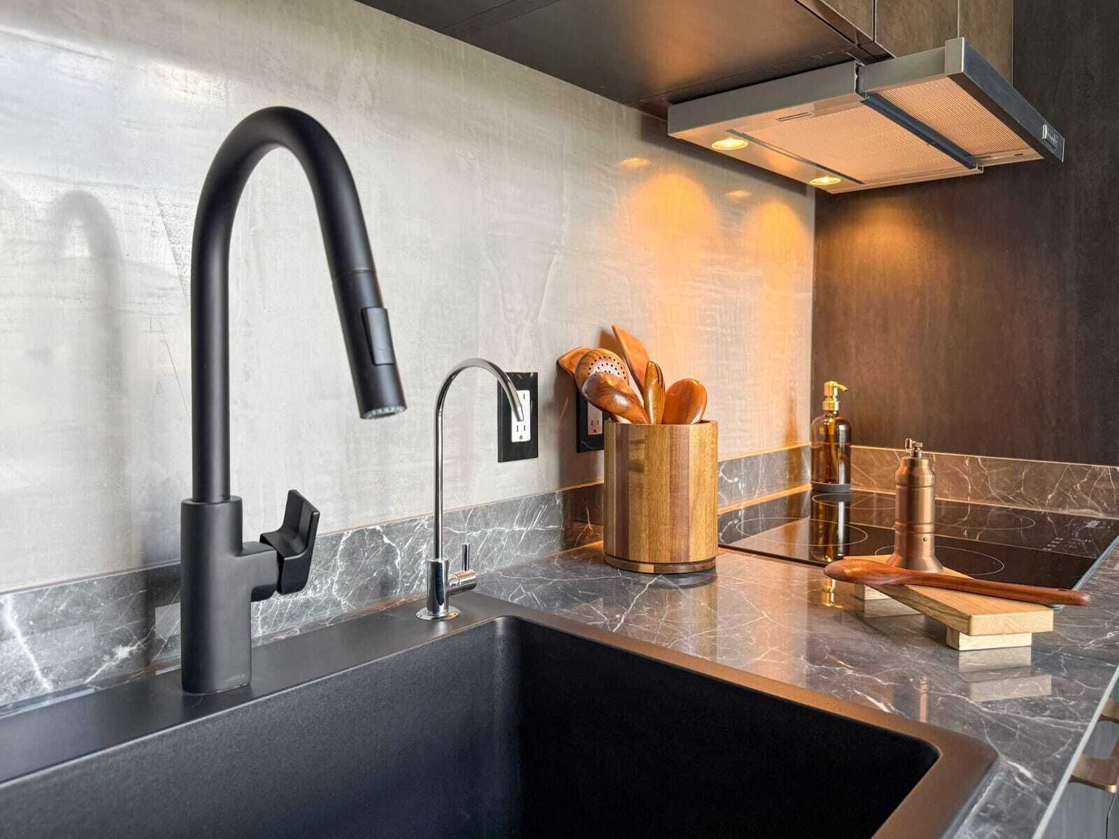 Luxe maisonnette, uitzicht op de stad | Privékeuken | Een koelkast met diepvriezer, een microgolfoven, een oven, een kookplaat
