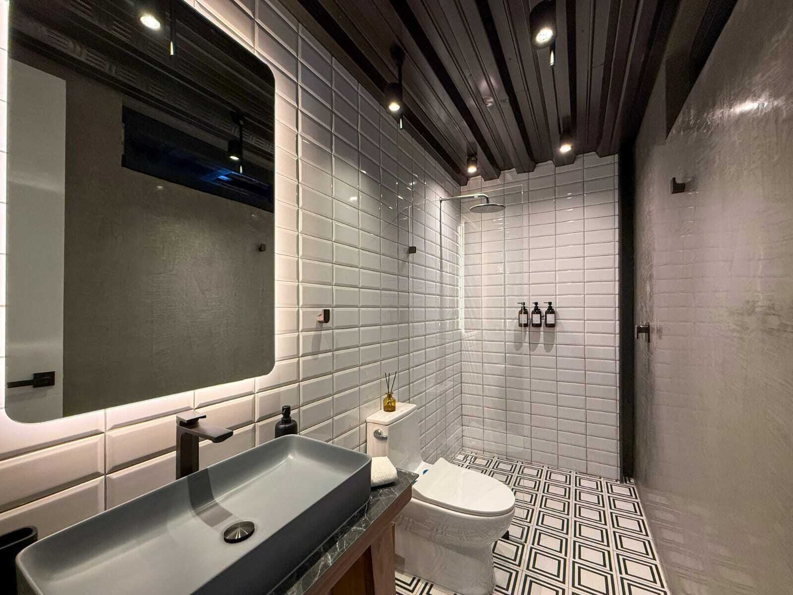 Deluxe appartement, uitzicht op de stad | Badkamer | Een douche, een haardroger, handdoeken, zeep