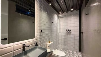 Deluxe appartement, uitzicht op de stad | Badkamer | Een douche, een haardroger, handdoeken, zeep