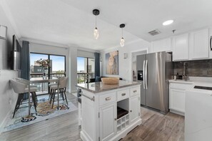 Coffee/tea maker, fridge, microwave, oven - Penthouse With Epic Views (Orlando)