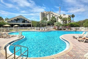 Piscina com profundidade de 1,1 metros, rodeada por espreguiçadeiras e um cercado branco.