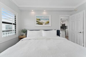 2 bedrooms, in-room safe, desk, iron/ironing board - Penthouse With Epic Views (Orlando)