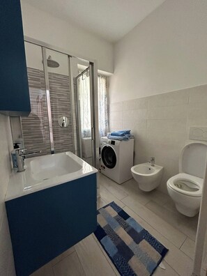 Dusche, Haartrockner, Bidet, Handtücher