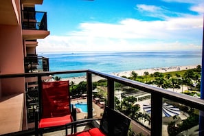 Uma varanda com vista para a praia e o oceano.