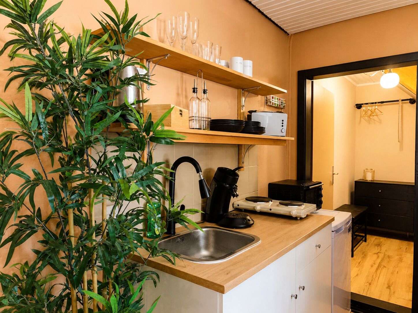 Coffee/tea maker, fridge, microwave, oven