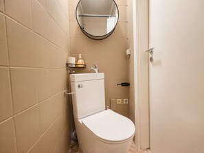 Shower, hair dryer, towels, soap - Vrbo Property (Schneverdingen)