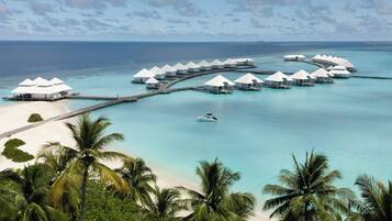 Un resort sobre el agua con múltiples alojamientos tipo bungalow conectados por pasarelas.