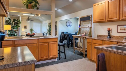 The Penthouse by Avantstay Downtown Condo + Cal King Beds Historic Bates Plaza, Paso Robles