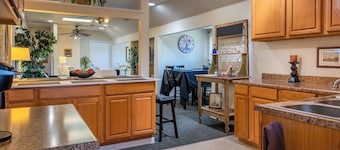The Penthouse by Avantstay Downtown Condo + Cal King Beds Historic Bates Plaza, Paso Robles