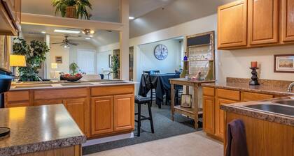 The Penthouse by Avantstay Downtown Condo + Cal King Beds Historic Bates Plaza, Paso Robles