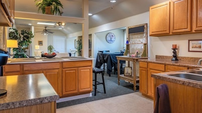 The Penthouse by Avantstay Downtown Condo + Cal King Beds Historic Bates Plaza, Paso Robles