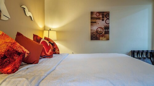 The Penthouse by Avantstay Downtown Condo + Cal King Beds Historic Bates Plaza, Paso Robles
