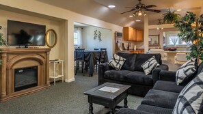Front of property - The Penthouse by Avantstay Downtown Condo + Cal King Beds Historic Bates Plaza, Paso Robles (Paso Robles)
