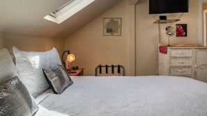 Interior - The Penthouse by Avantstay Downtown Condo + Cal King Beds Historic Bates Plaza, Paso Robles (Paso Robles)
