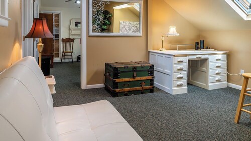 The Penthouse by Avantstay Downtown Condo + Cal King Beds Historic Bates Plaza, Paso Robles