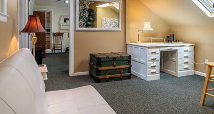 The Penthouse by Avantstay Downtown Condo + Cal King Beds Historic Bates Plaza, Paso Robles