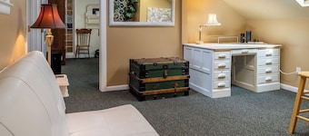 The Penthouse by Avantstay Downtown Condo + Cal King Beds Historic Bates Plaza, Paso Robles
